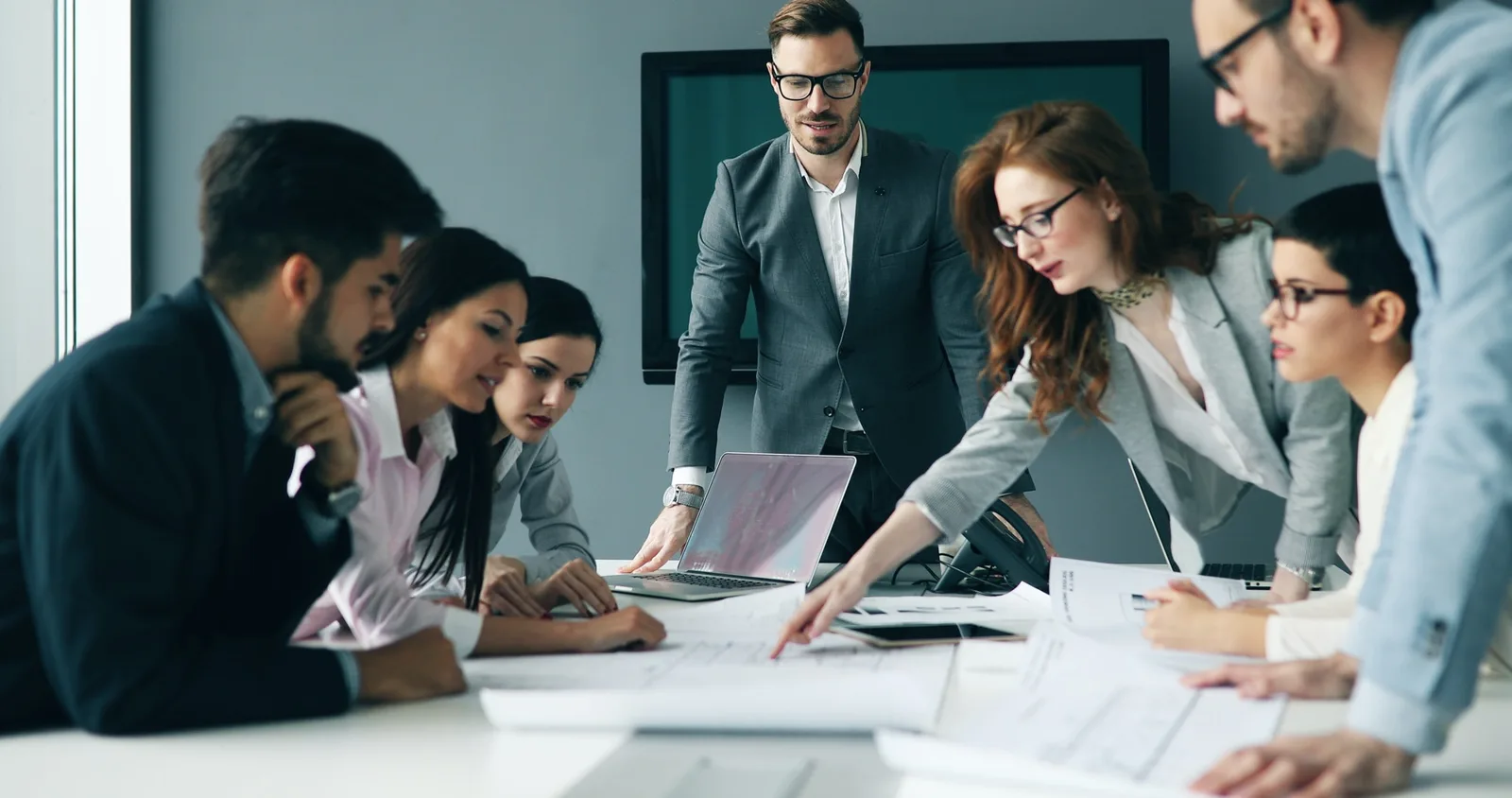 Бухгалтеры Fin&Tax consulting за работой в офисе в Алматы